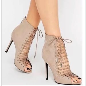 Kendall and Kylie Lace up 8